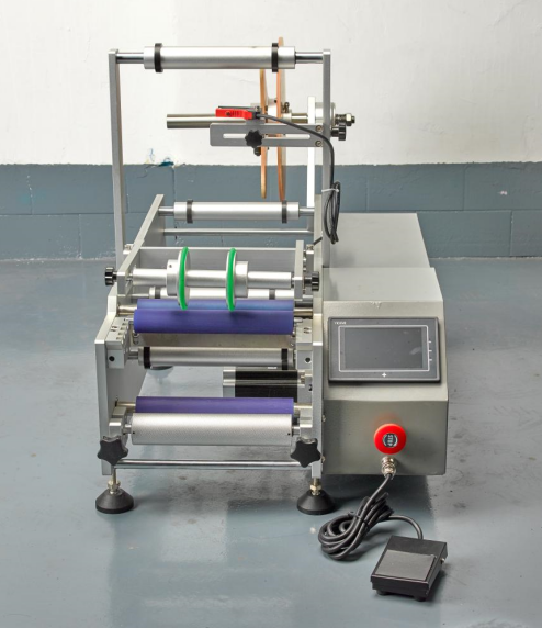 全面解析各類圓瓶貼標機 全自動、手動、桌面型、半自動及分卡機的特點與應(yīng)用